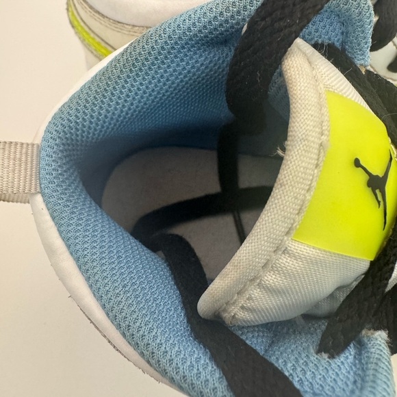 Air Jordan 1 Mid SE DV-1320-17 Size 2Y  Good Condition Green Swoosh Black Laces - Picture 9 of 16